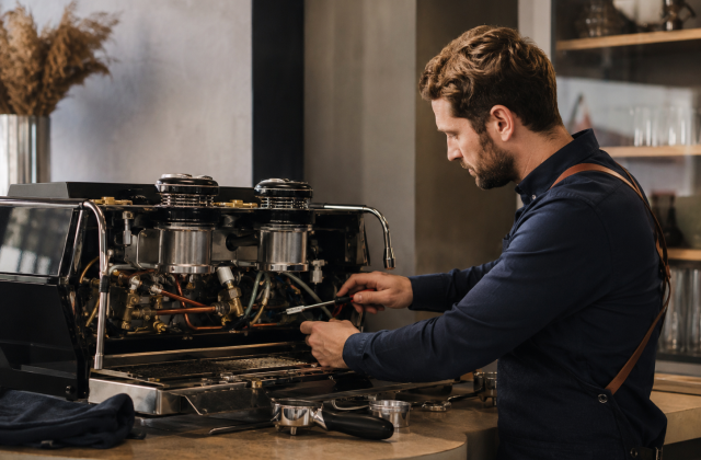 Service einer professionellen Siebträger-Espressomaschine
